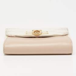 مملوكة مسبقًا محفظة سالفاتوري فيراغامو روكيا جلد نقشة السحلية وجلد بيج مضغوطة