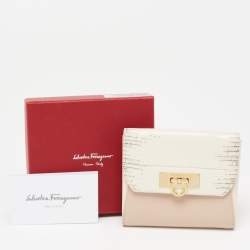 مملوكة مسبقًا محفظة سالفاتوري فيراغامو روكيا جلد نقشة السحلية وجلد بيج مضغوطة