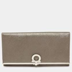 مملوكة مسبقًا Salvatore Ferragamo Grey Saffiano Leather Gancini Clip Flap Wallet