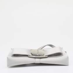 مملوكة مسبقًا Salvatore Ferragamo Silver Satin Vara Bow Crossbody Bag