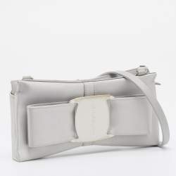 مملوكة مسبقًا Salvatore Ferragamo Silver Satin Vara Bow Crossbody Bag