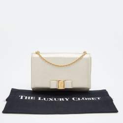 Pre Owned Salvatore Ferragamo Gold Leather Vara Bow Chain Clutch