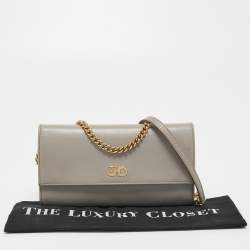 مملوكة مسبقًا Salvatore Ferragamo Grey Leather Gancini Wallet On Chain