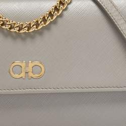 مملوكة مسبقًا Salvatore Ferragamo Grey Leather Gancini Wallet On Chain