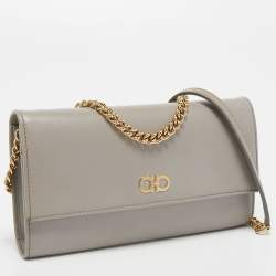 مملوكة مسبقًا Salvatore Ferragamo Grey Leather Gancini Wallet On Chain
