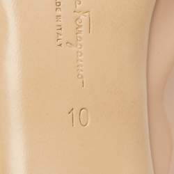 مملوكة مسبقًا Salvatore Ferragamo Beige Patent Vara Bow Pumps Size 40.5