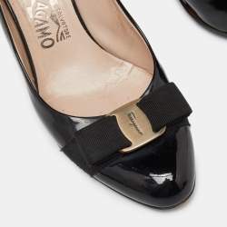 مملوكة مسبقًا Salvatore Ferragamo Black Patent Leather Vara Bow Wedge Pumps Size 38