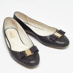 مملوكة مسبقًا Salvatore Ferragamo Black Perforated Leather Vara Lace Bow Ballet Flats Size 40