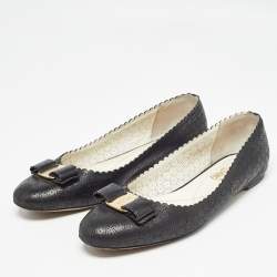 مملوكة مسبقًا Salvatore Ferragamo Black Perforated Leather Vara Lace Bow Ballet Flats Size 40