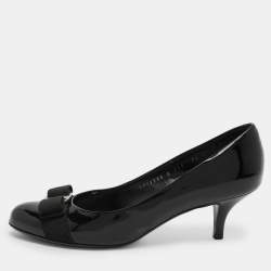 مملوكة مسبقًا Salvatore Ferragamo Black Patent Leather Carla Bow Pumps Size 38