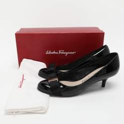 مملوكة مسبقًا Salvatore Ferragamo Black Patent Leather Carla Bow Pumps Size 38