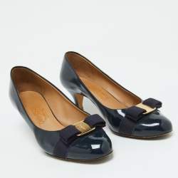 Salvatore Ferragamo Navy Blue Patent Leather Vara Bow Pumps Size 39.5