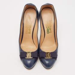 مملوكة مسبقًا حذاء كعب عالي سالفاتوري فيراغامو جلد أزرق بحري فيونكة فارا مقاس 41