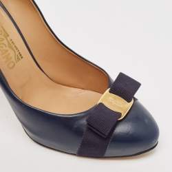 مملوكة مسبقًا حذاء كعب عالي سالفاتوري فيراغامو جلد أزرق بحري فيونكة فارا مقاس 41