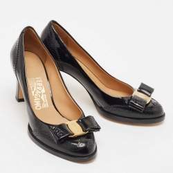 Salvatore Ferragamo Black Leather Brogue Vara Bow Pumps Size 35.5