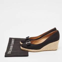 مملوكة مسبقًا Salvatore Ferragamo Black Canvas Vara Bow Darly Espadrille Wedge Pumps Size 40