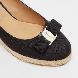 مملوكة مسبقًا Salvatore Ferragamo Black Canvas Vara Bow Darly Espadrille Wedge Pumps Size 40