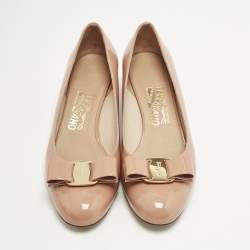 Salvatore Ferragamo Beige Patent Leather Vara Bow Pumps Size 37.5