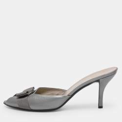 Pre Owned Salvatore Ferragamo Metallic Grey Leather Vara Bow Slide Sandals 40.5