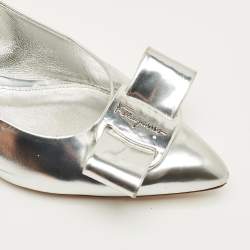 مملوكة مسبقًا حذاء كعب عالي سالفاتوري فيراغامو فيفا فيونكة جلد فضي مقدمة مدببة مقاس 38