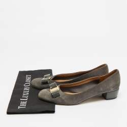 مملوكة مسبقًا حذاء كعب عالي سالفاتوري فيراغامو فيونكة جلد لامع رمادي ومخمل كعب بلوك مقاس 40