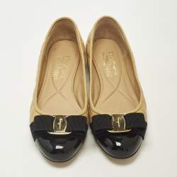 مملوكة مسبقًا حذاء فلات باليه سالفاتوري فيراغامو فيرنيه جلد وجلد لامع أسود / بيج مقاس 39