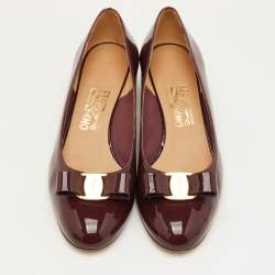 مملوكة مسبقًا حذاء كعب عالي سالفاتوري فيراغامو فيرا بو جلد لامع عنابي مقاس 41