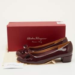 مملوكة مسبقًا حذاء كعب عالي سالفاتوري فيراغامو فيرا بو جلد لامع عنابي مقاس 41