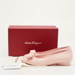 مملوكة مسبقًا حذاء باليرينا فلات سالفاتوري فيراغامو فيونكة فيفا جلد معدني وردي مقاس 40