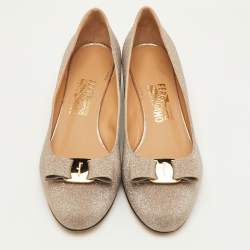 Pre Owned حذاء كعب عالي سالفاتوري فيراغامو فيونكة vara جلد لامع أزرق فاتح مقاس 36.5