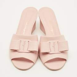 مملوكة مسبقًا صندل سلايد سالفاتوري فيراغامو فاليري جلد أسود مقاس 40