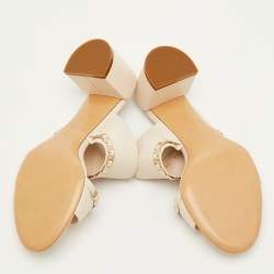 مملوكة مسبقًا Salvatore Ferragamo Trabia Size 39 Cream Leather Slide Sandals