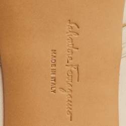 مملوكة مسبقًا Salvatore Ferragamo Trabia Size 39 Cream Leather Slide Sandals