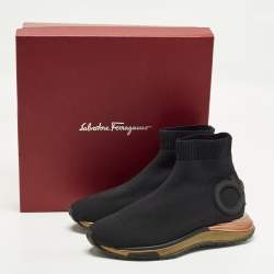 مملوكة مسبقًا حذاء رياضي سالفاتوري فيراغامو نسيج محبوك وجلد أسود بعنق مرتفع مقاس 38.5