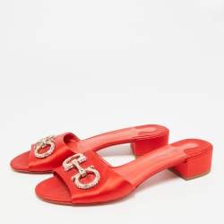 Pre Owned صندل سلفاتوري فيراغامو بشعار جانشيني مطرز بالكريستال حرير أحمر قياس 39.5