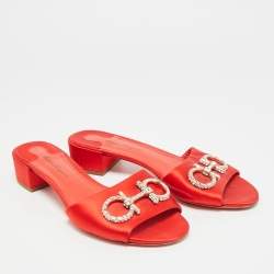 Pre Owned صندل سلفاتوري فيراغامو بشعار جانشيني مطرز بالكريستال حرير أحمر قياس 39.5