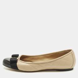مملوكة مسبقًا Salvatore Ferragamo Vara Bow Size 38 Beige/Black Quilted Leather and Patent Leather Ballet Flats