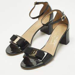 مملوكة مسبقًا Salvatore Ferragamo Vara Bow Size 38.5 Black Patent Leather Ankle Strap Sandals