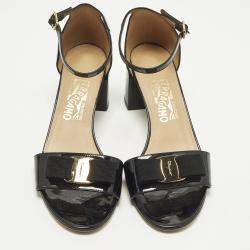 مملوكة مسبقًا Salvatore Ferragamo Vara Bow Size 38.5 Black Patent Leather Ankle Strap Sandals
