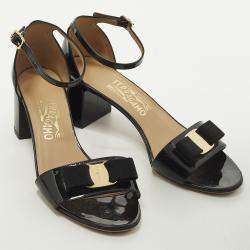 مملوكة مسبقًا Salvatore Ferragamo Vara Bow Size 38.5 Black Patent Leather Ankle Strap Sandals