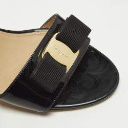 مملوكة مسبقًا Salvatore Ferragamo Vara Bow Size 38.5 Black Patent Leather Ankle Strap Sandals