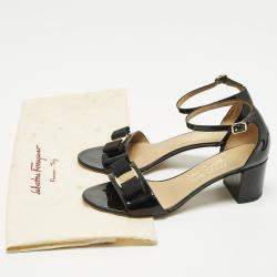 مملوكة مسبقًا Salvatore Ferragamo Vara Bow Size 38.5 Black Patent Leather Ankle Strap Sandals