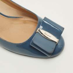 Pre Owned Salvatore Ferragamo Varina Size 38.5 Blue Patent Leather Bow Block Heel Pumps