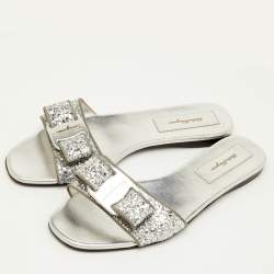 Pre Owned صندل سلايد مسطح سالفاتوري فيراغامو فيونيكا فضي لامع مقاس 40.5
