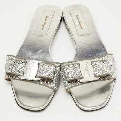 Pre Owned صندل سلايد مسطح سالفاتوري فيراغامو فيونيكا فضي لامع مقاس 40.5