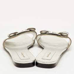 Pre Owned صندل سلايد مسطح سالفاتوري فيراغامو فيونيكا فضي لامع مقاس 40.5