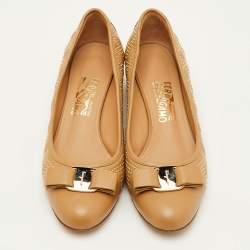 Pre Owned Salvatore Ferragamo Vara Bow Size 40 Beige Quilted Leather Block Heel Pumps 