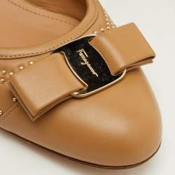 Pre Owned Salvatore Ferragamo Vara Bow Size 40 Beige Quilted Leather Block Heel Pumps 