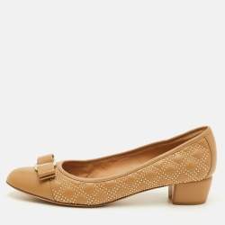 مملوكة مسبقًا Salvatore Ferragamo Vara Bow Size 40 Beige Quilted Leather Block Heel Pumps 