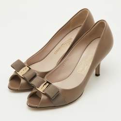 Pre Owned Salvatore Ferragamo Vara Bow Size 37.5 Brown Leather Vara Bow Peep Toe Pumps
